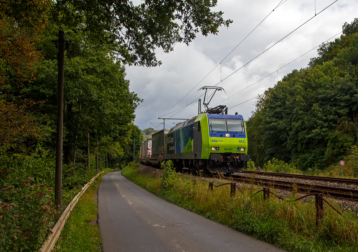 Die BLS Cargo 003 - Re 485 003-8  (91 85 4485 003-8 CH-BLSC) fährt am 26.08.2021 mit einem KLV-Zug bei Wissen (Sieg) über die Siegstrecke (KBS 460) in Richtung Köln.

Die TRAXX F140 AC1 wurde 2003 von 	Bombardier in Kassel unter der Fabriknummer 33548 gebaut und an die BLS Cargo geliefert. Die Loks sind nur für die Schweiz und Deutschland zugelassen.

Die BLS Cargo AG bestellte 2002 die elektrischen Zweifrequenz-Güterloks des Typs Re 485, mit der Option über weitere 10 Stück. Die Lok sollen vor allem grenzüberschreitend im Verkehr mit Deutschland eingesetzt werden. 

Die Re 485 (TRAXX F140 AC1) sind 85 Tonnen schwer und 140 km/h schnell. Mit der installierten Leistung von 5,6 MW ist sie geeignet für den Transport schwerer Güterzüge über die Lötschberg—Simplon-Bergstrecke ebenso wie durch den Lötschberg-Basistunnel. Sie verfügt über je zwei Stromabnehmer für Deutschland und für die Schweiz und ist mit Zugsicherungssystemen beider Länder ausgerüstet.

Zusammen mit den technisch gleich ausgerüsteten DB-Cargo-Maschinen der Baureihe 185 sollen künftig - im Sinne der Kooperation der beiden Güterverkehrsunternehmen - Abläufe beschleunigt und Synergien erzielt werden.

TECHNISCHE DATEN:
Spurweite:  1.435 mm (Normalspur)
Achsformel:  Bo’Bo’
Länge über Puffer:  18.900 mm
Höhe:  4.385 mm
Breite:  2.978 mm
Drehzapfenabstand:  10.400 mm
Achsabstand im Drehgestell: 2.600 mm
Dienstmasse:  85 t
Höchstgeschwindigkeit:  140 km/h
Dauerleistung:  5.600 kW
Dauerzugkraft:  300 kN
Treibraddurchmesser:  1.250 mm
Stromsysteme:  15 kV 16,7 Hz (und 25 kV 50 Hz) Wechselstrom 	
Antrieb:  Tatzlager
