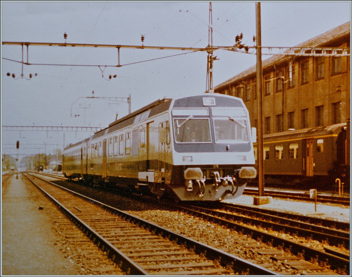Die BLS RBDe 565 sind doch schon gut vierzig Jahre alt. Das nicht gerade gute Bild zeigt einen wohl fabrikneuen BLS RABe 565 mit ABt in Aarau auf dem Weg in Richtung Bern. 

Analogbild, 13. Mai 1982