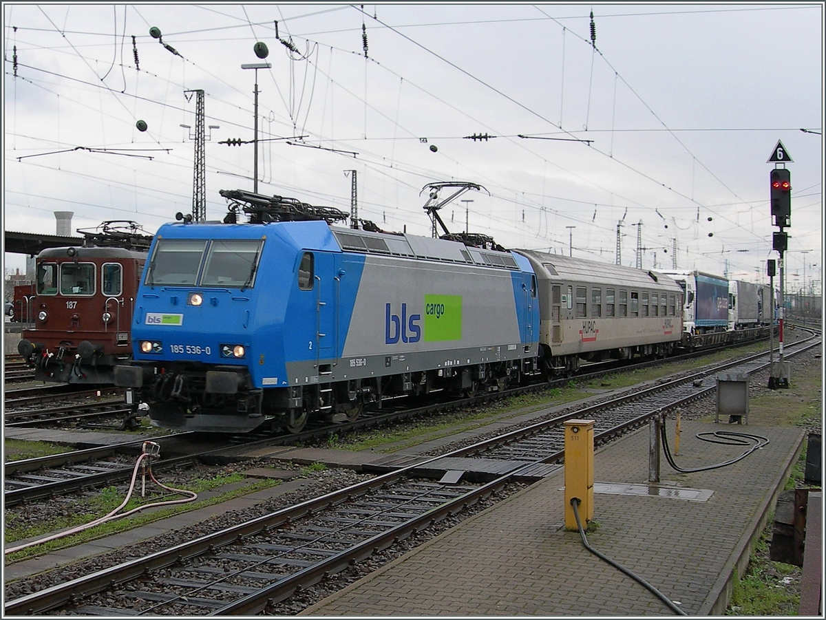 Die BLS Re 185 536-0 mit einer RoLa nach Novara in Basel Bad Bf.
1. April 2006