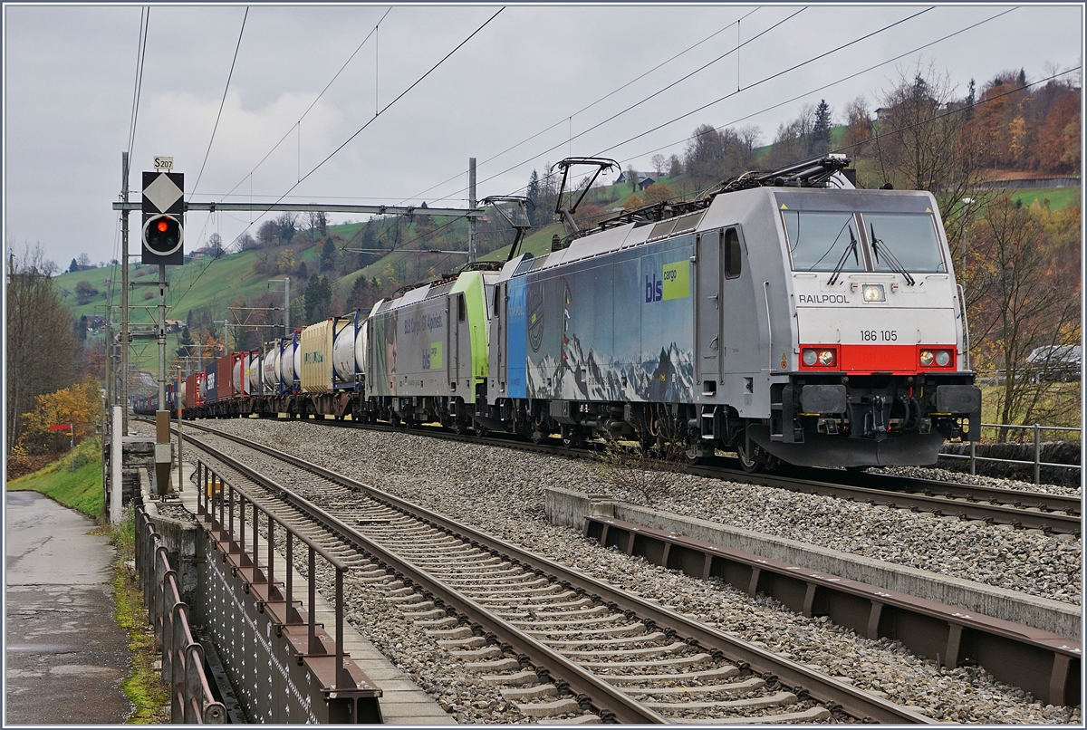 Die BLS Re 186 105 und eine weitere BLS Lok ziehen bei Mülenen einen Güterzug in Richtung Löschberg. 

9. Nov. 2017