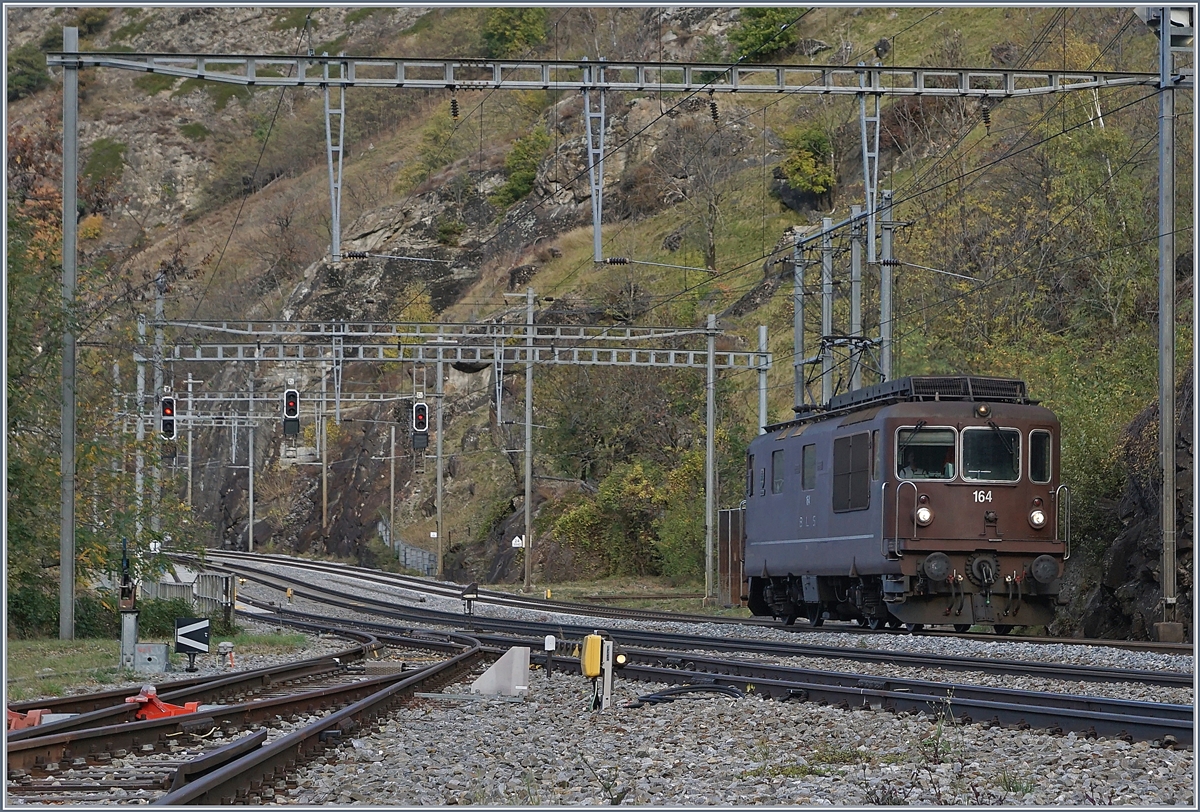 Die BLS Re 4/4 164 als Lokzug auf der Fahrt Richtung Brig in Lalden.
25. Okt. 2017