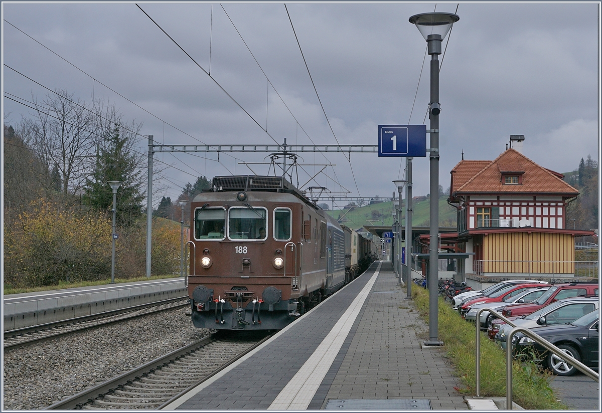 Die BLS Re 4/4 188 (und eine BLS Re 465) mit einem Transitgüterzugzug in Richtung Süden bei der Durchfahrt in Mülenen. 

9. Nov. 2017