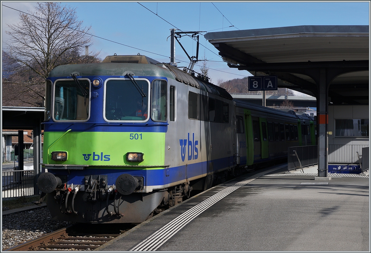 Die BLS Re 4/4 501 steht mit ihrem RE nach Zweisimmen in Interlaken Ost zur baldigen Abfahrt bereit. 

17. Februar 2021