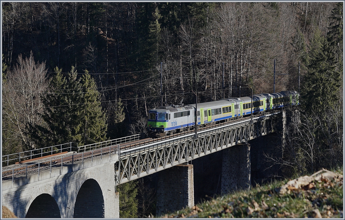 Die BLS Re 4/4 II 502 schiebt auf der Bunschenbachbrücke bei Weissenburg ihren aus EW III bestehenden RE in Richtung Spiez. Beachtenswert ist die wohl noch aus der Zeit der Elektrifizierung der Strecke stammenden Fahrleitungsmaste auf der Brücke.

12. Januar 2020
