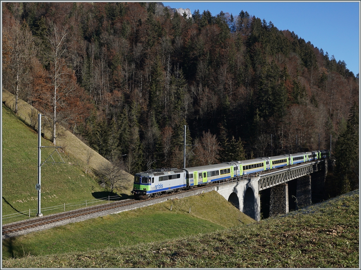 Die BLS Re 4/4 II 502 fährt mit ihrem RE 4069 von Interlaken Ost nach Zweisimmen kurz nach Weissenburg den Bunschenbach Viadukt.

25. November 2020