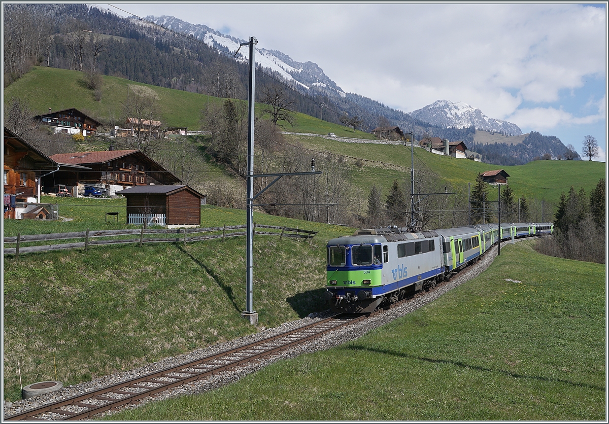 Die BLS Re 4/4 II 502 mit ihrem EW III RE bei Enge auf der Fahrt von Interlaken Ost nach Zweisimmen.

14. April 2021