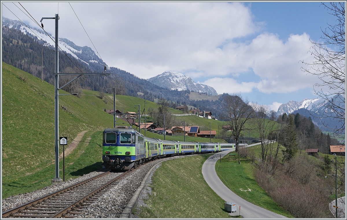 Die BLS Re 4/4 II 501 mit ihrem EW III RE bei Enge auf der Fahrt nach Interlaken Ost. 

14. April 2021