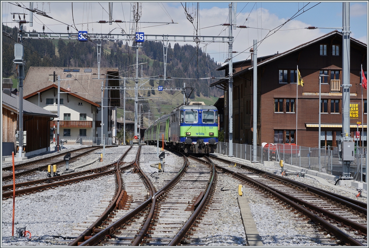 Die BLS Re 4/4 II 504 verlässt mit einem RE nach Interlaken Ost den Bahnhof von Zweisimmen. 

14.04.2021