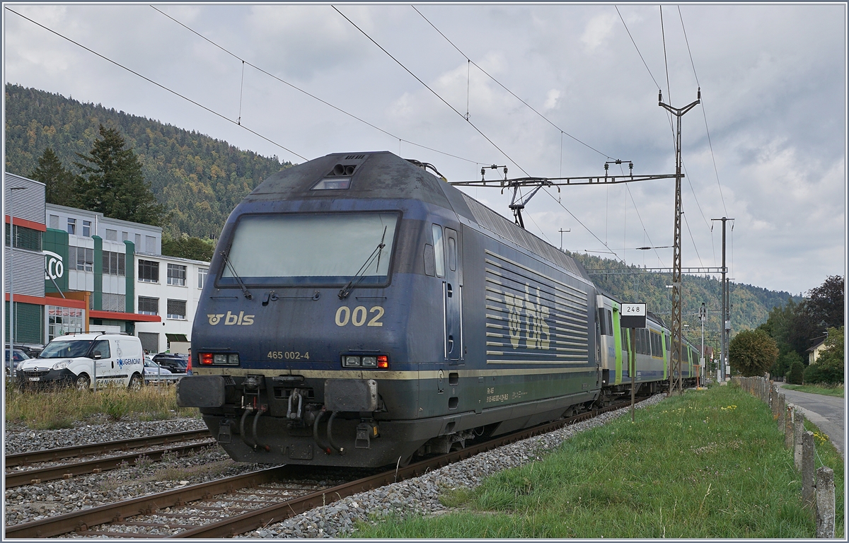 Die BLS Re 465 002 mit ihrem EW III RE beim Halt in Die BLS Re 465 005 ist bei Les Geneveys sur Coffrane. Der Zug ist von Bern nach La Chaux de Fonds unterwegs. 

3. Sept. 2020