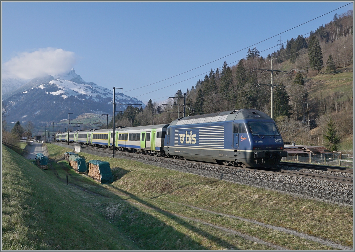 Die BLS Re 465 002 ist bei Mülenen mit einer EW III Komposition als Regioanlzug Spiez -Frutigen unterwegs. So komfortabel war kann der Regionalverkehr sein...

14. April 2021