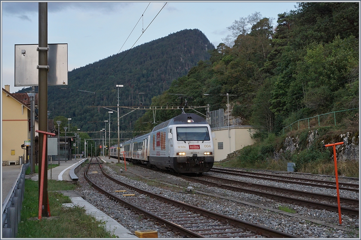 Die BLS Re 465 004  Kambly  mit ihrem RE 3910 Bern - La Chaux-de-Fonds beim Fahrtrichtungswechsel in der Spitzkehre von Chambrelien.

13. August 2019