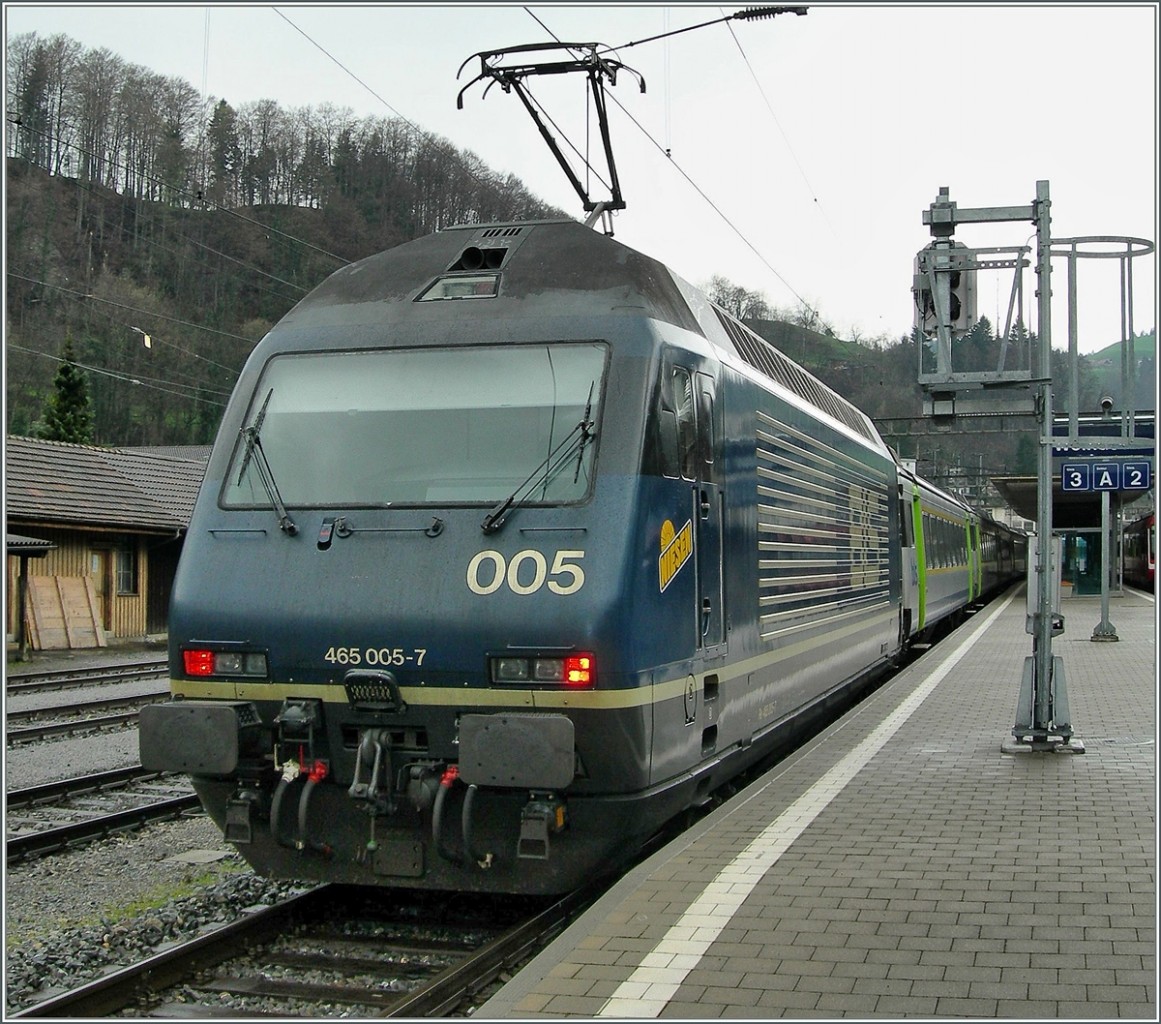 Die BLS Re 465 005-7 in Wolhusen (RE Luzern - Bern).
23. April 2006