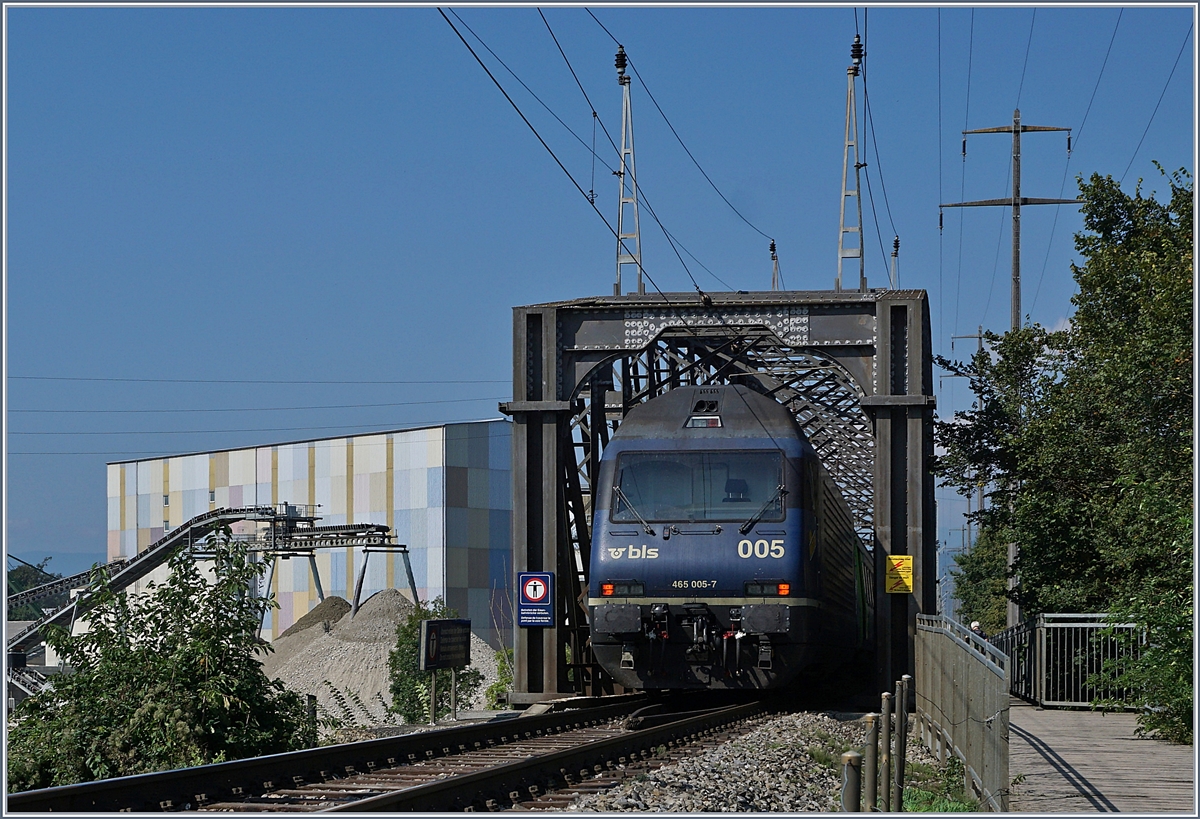 Die BLS Re 465 005-7 mit einem RE nach La Chaux de Fonds bei der Ziehlbrück. 

30. Aug. 2019