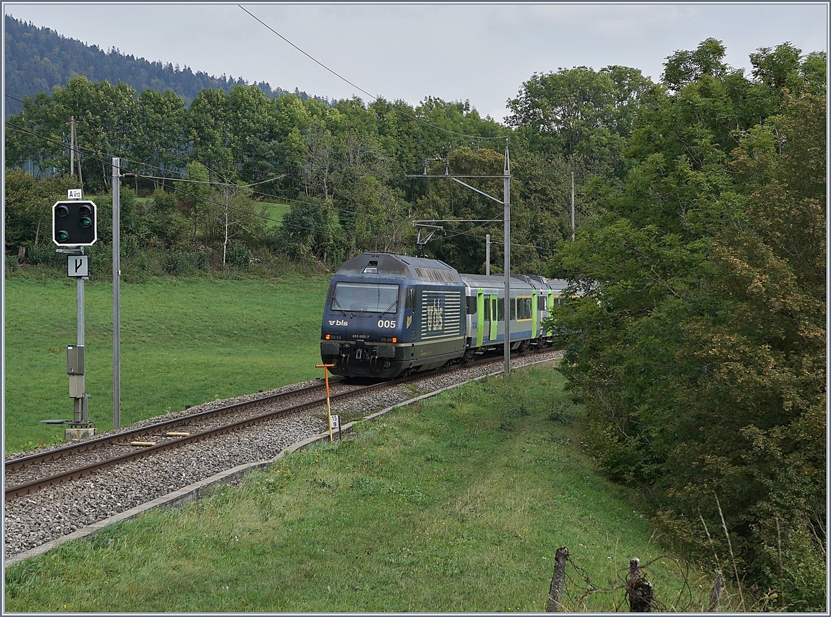Die BLS Re 465 005 ist bei Les Geneveys sur Coffrane mit ihrem EW III RE auf dem Weg nach La Chaux de Fonds. 

3. Sept. 2020