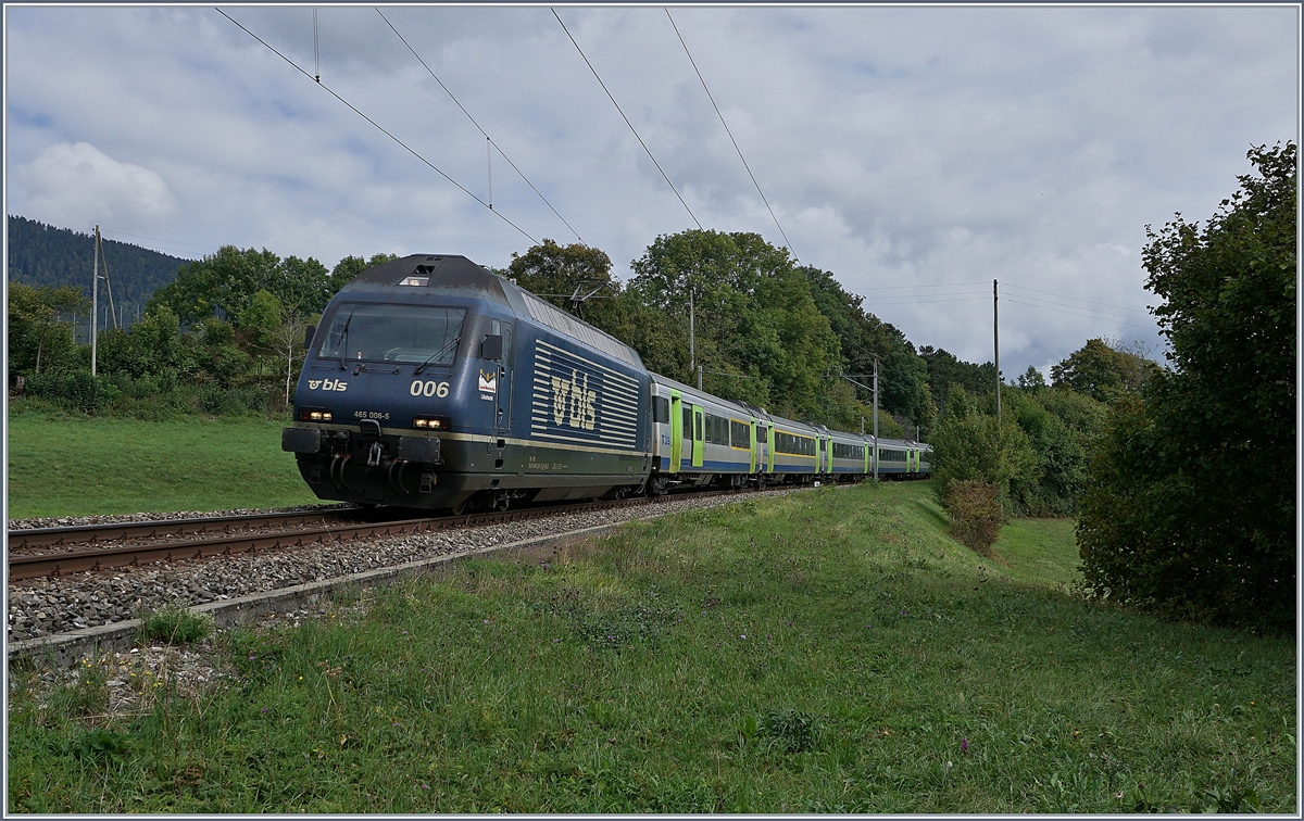 Die BLS Re  465 006 ist mit ihrem RE von La Chaux de Fond nach Bern bei Geneveys sur Coffrane unterwegs. Diese Kompositionen werden in einigen Wochen durch die neuen BLS Flirts ersetzt werden.

3. Sept. 2020