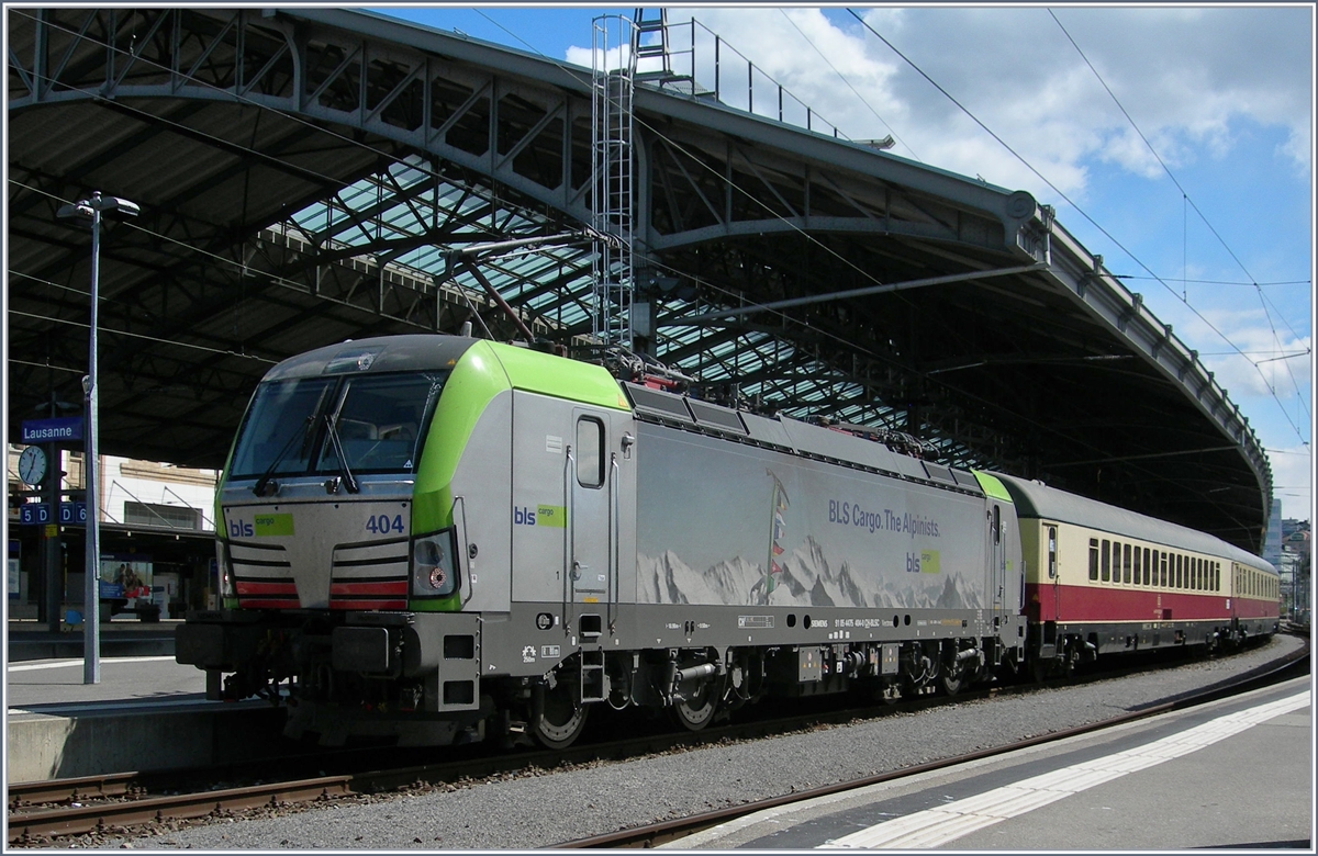Die BLS Re 475 404 mit ihrem edlen Anhang beim kurzen Halt in Lausanne.
18. April 2017