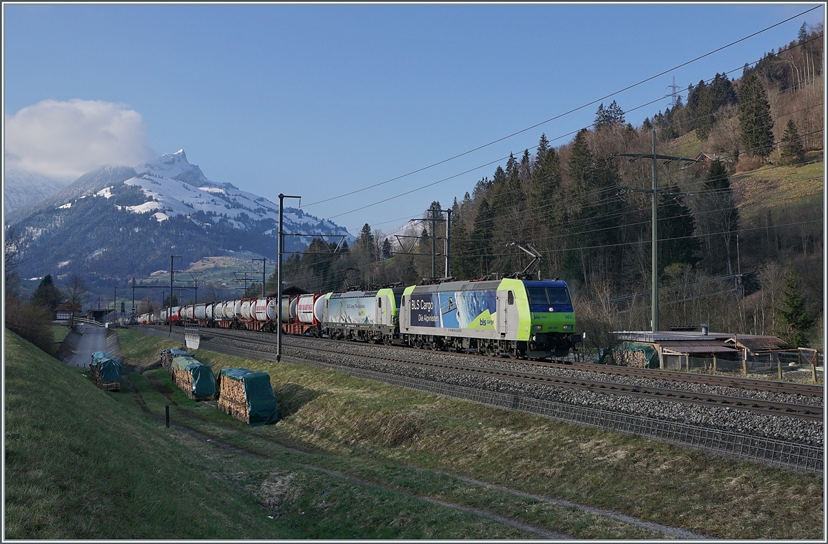 Die BLS Re 485 003 und eine BLS 475 sind mit einem Güterzug in Richtung Norden bei Mülenen unterwegs. 

14. April 2021