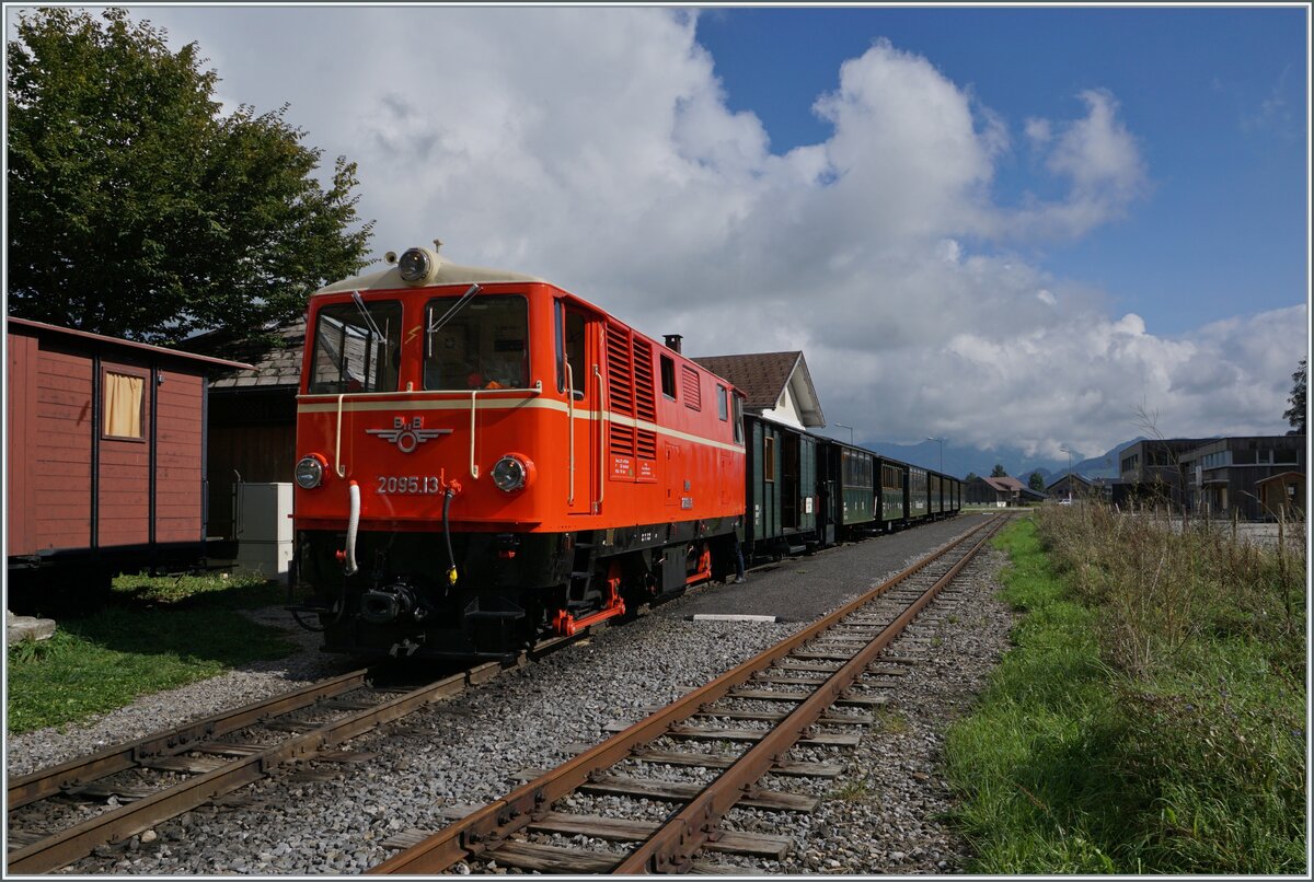 Die Bregenzer Wald Bahn (ex ÖBB) 2095.13 wartet in Schwarzenberg mit ihren  Vormittags -Zug auf die Abfahrt nach Bezau.

15. September 2024