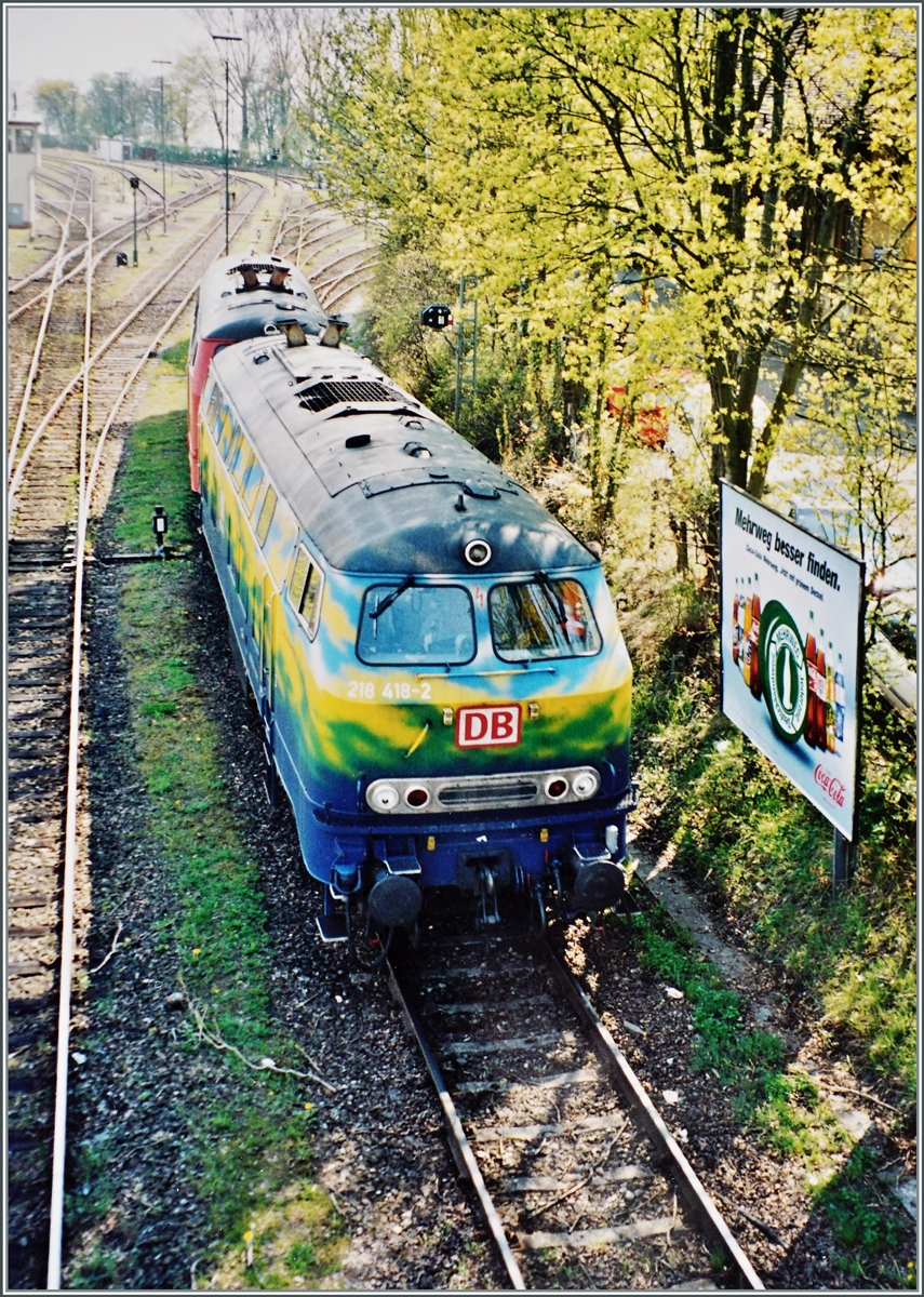 Die bunte DB 218 418-2 und die DB 218 440-0 sind nach der Ankunft mit einem EC aus München nun in Lindau auf einer Rangierfahrt. ein Analogbild auf dem Frühjahr 2003.