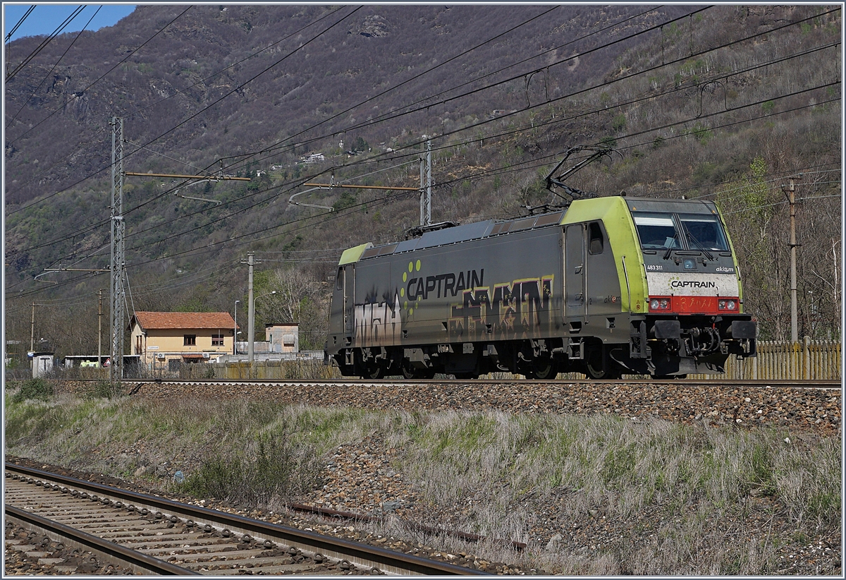 Die Captrain E 483.311 als Lokzug Richtung Arona kurz nach Premosselo.


8. April 2019