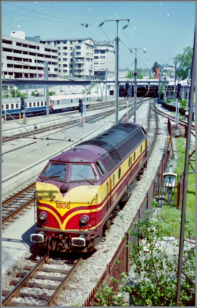 Die CFL Diesllok 1806 auf einer Rangierfahrt in Luxembourg. 

Analogbild vom 13. Mai 1998