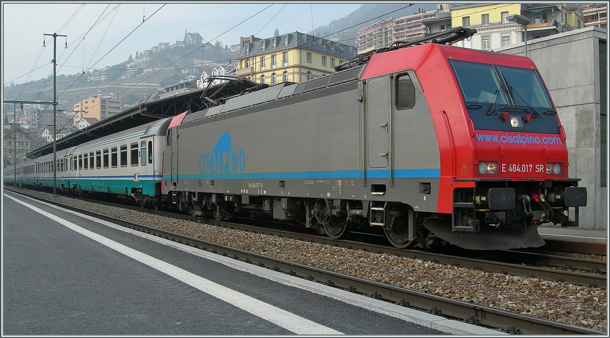 Die  Cisalpino  Re 484 017 mit einem CIS EC in Montreux.
19. März 2006