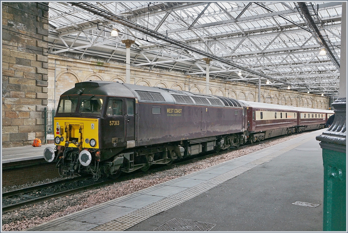 Die Class 57 mit der Nummer 313 der West Coast Railways ist mit ihrem edlen Extrazug in Edinburgh Waverley (Waverley Dhùn Èideann) eingetroffen, um die Fahrgäste für die heutige Fahrt einsteigen zu lassen.

24. April 2018