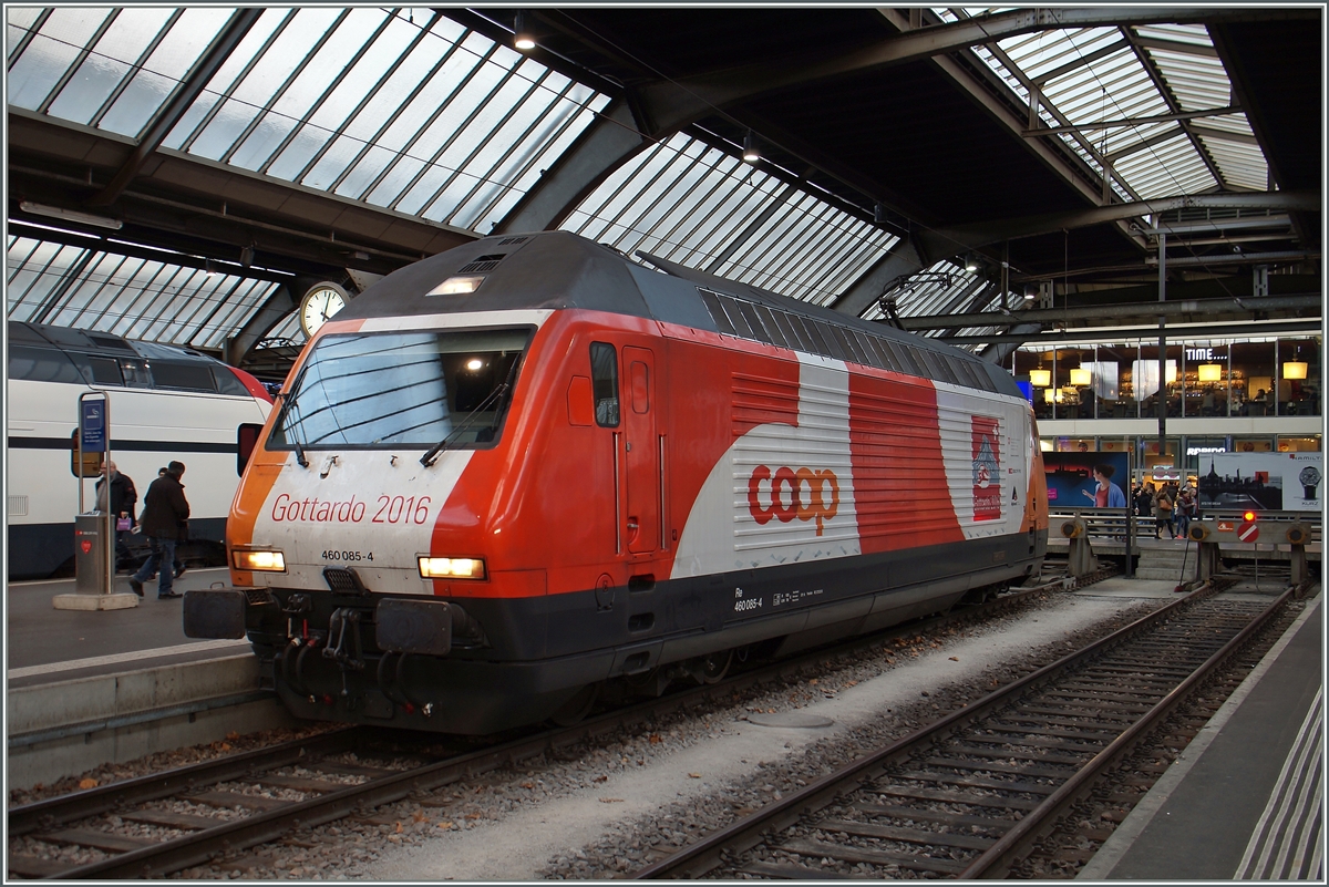 Die Coop Gotthard Werbelok Re 460 085-4 in Zürich HB.
1. Dez. 2015