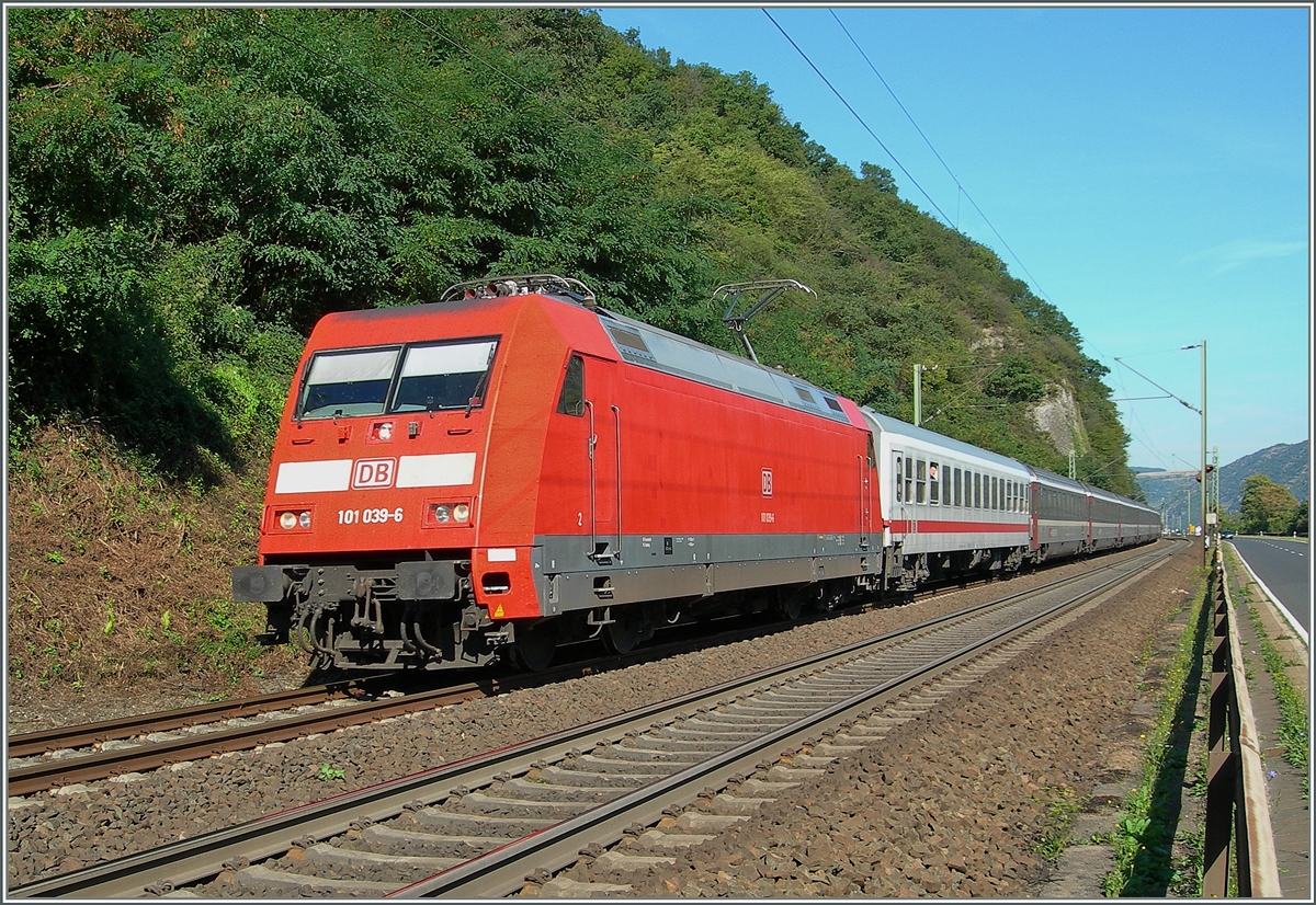Die DB 101 039-6 mit eine EC Richtung Schweiz zwischen Oberwesel und Bacharach. 
30. Aug. 2007