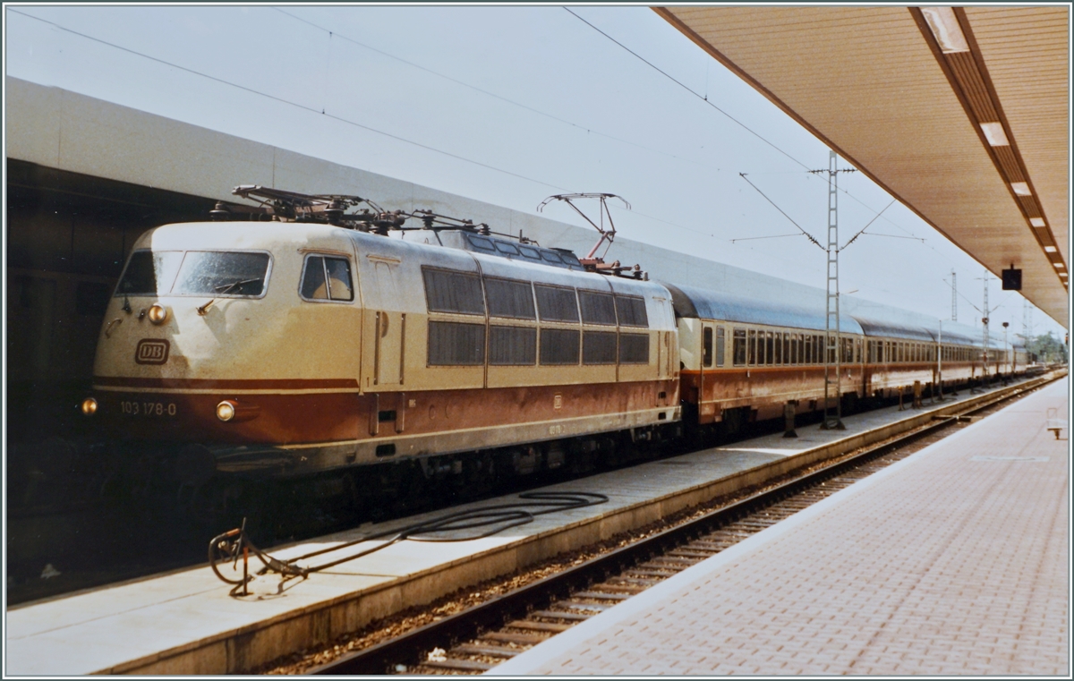 Die DB 103 187-0 mit dem TEE Rheingold in Basel Bad Bf. Zu dieser Zeit führe der TEE noch Kurswagen nach Brig und Chiasso. Drei Jahre später (30.05.1987) entfiel dieser prestigträchtige Zuglauf gänzlich. 

Analogbild  / 30. Juli 1984 
