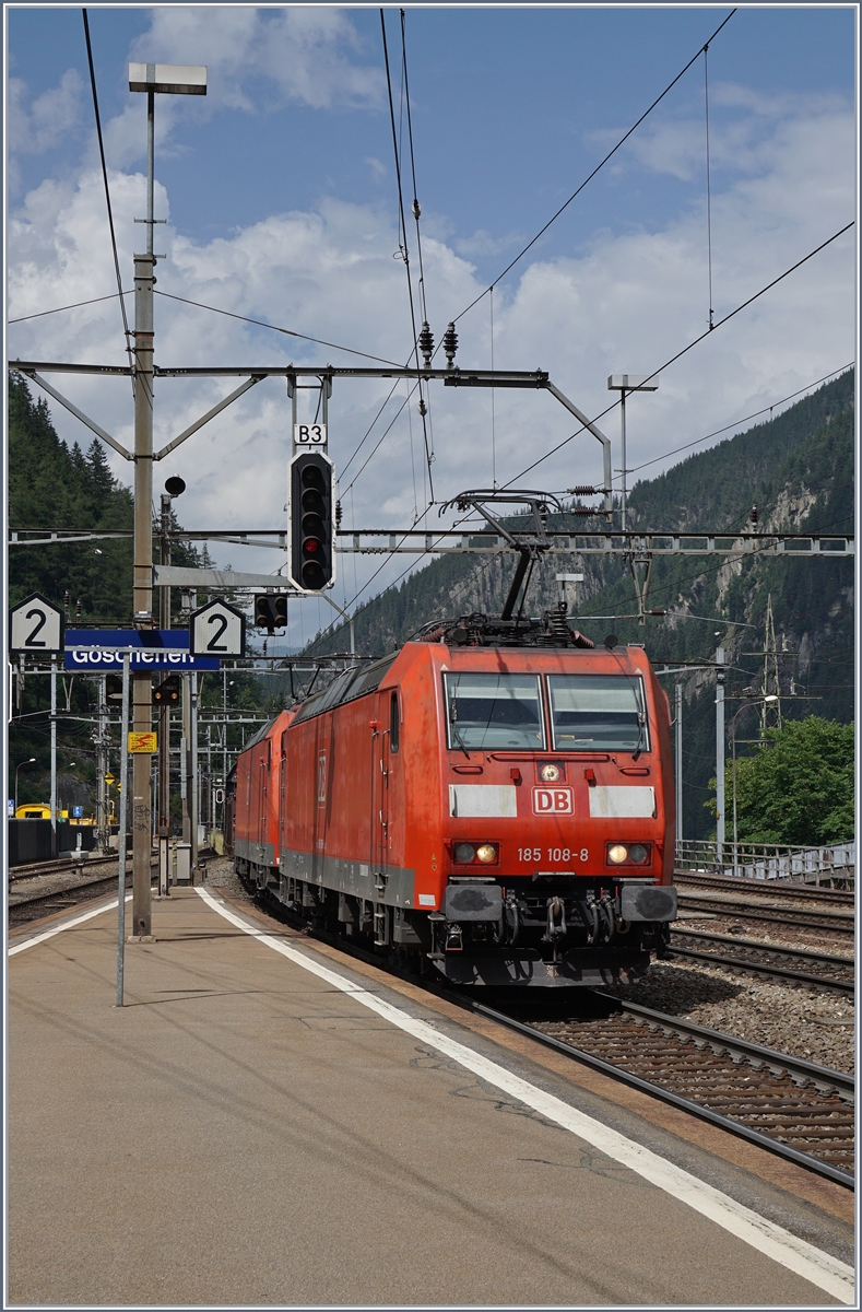 Die DB 108-5 und eine weiter haben mit ihrem Güterzug Göschenen erreicht.
21. Juli 2016