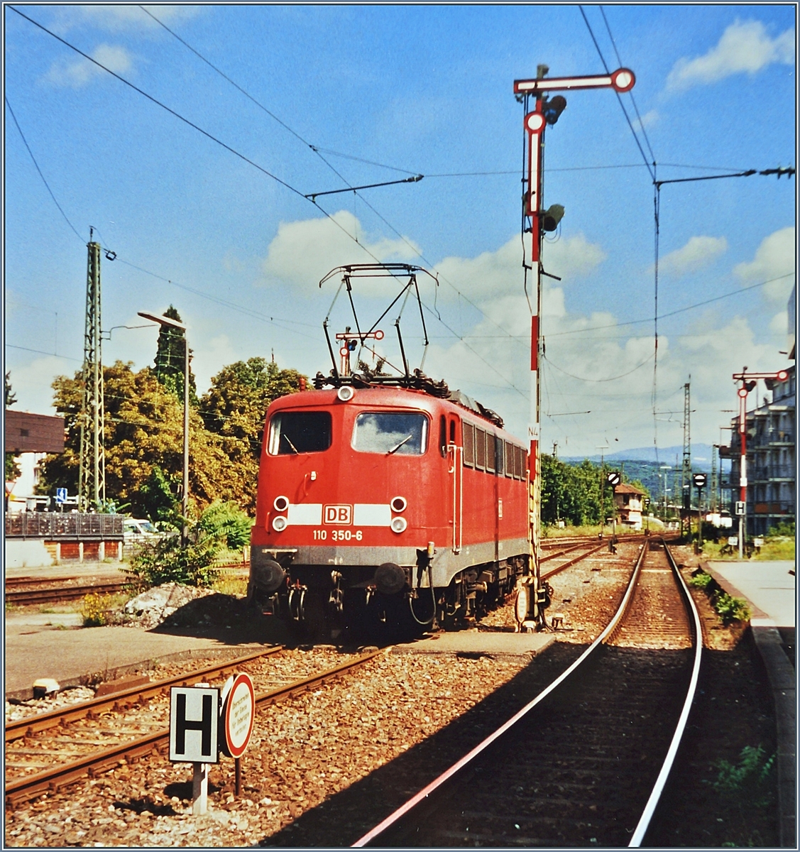 Die DB 110 350-6 rangiert in Lörrach. 
Analog Bild vom August 2002 