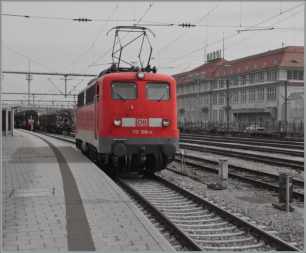 Die DB 115 198-4 übernimmt in Singen den von Zürich gekommenen IC nach Stuttgart.
11. Sept. 2015