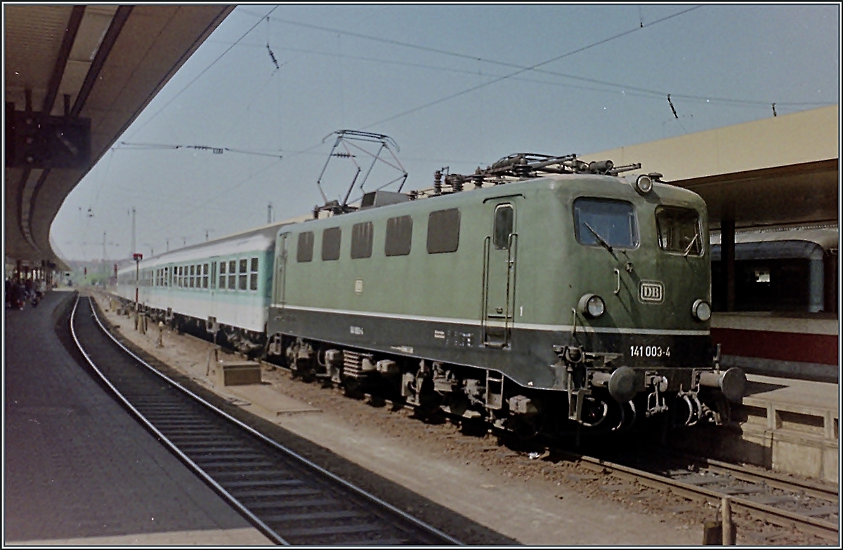 Die DB 141 003-4 wartet in Saarbrücken mit einem Regionalzug auf die Abfahrt. 

Analoges Bild vom 2. Mai 1994