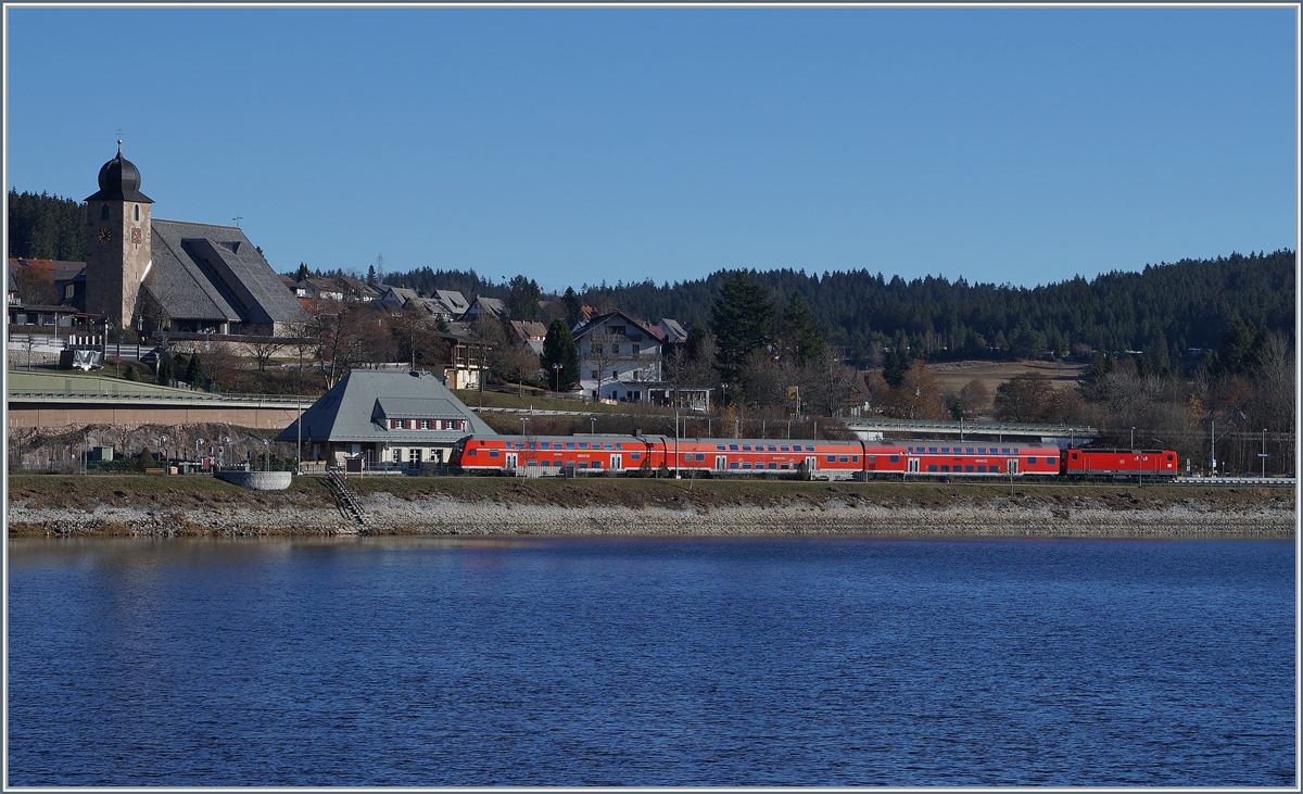 Die DB 143 332-5 erreicht von Seebrugg kommend den Halt Schluchsee. Das Ziel des Zuges lautet Freiburg.
29. Nov. 2016
