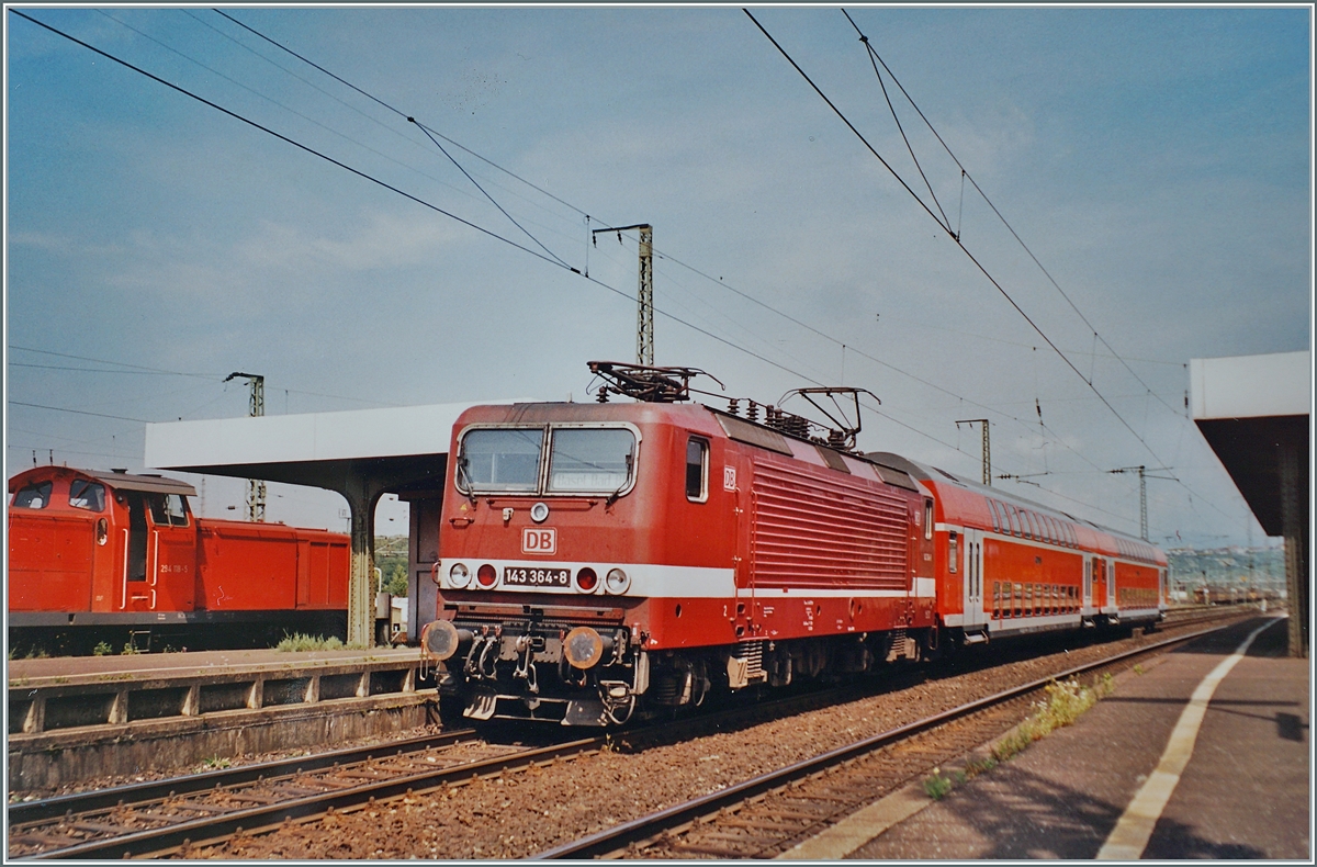 Die DB 143 364-9 wartet in Weil am Rhein auf die Weiterfahrt nach Basel Bad. Bf. Weitere Informationen gehen aus meinen Aufzeichnungen zu diesem Bild leider nicht hervor.  

Analogbild vom 23 August 2002