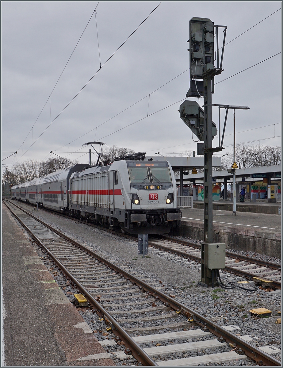 Die DB 147 551 wartet mit ihrem IC Singen - Stuttgart in Radolfzell auf die Fahrt zur Bereitstellung ihres Zuges in Singen. 

15. März 2025