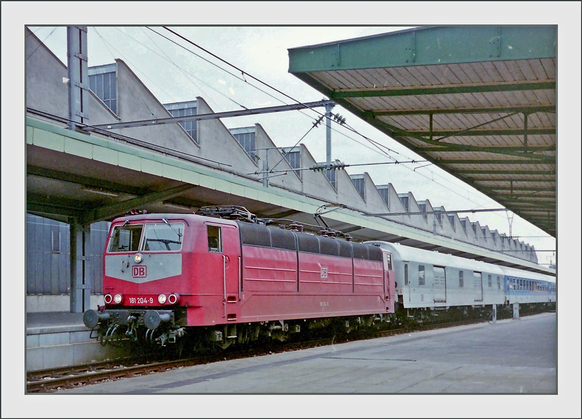 Die DB 181 204-9 mit einem IR in Luxembourg.
 13. Mai 1998