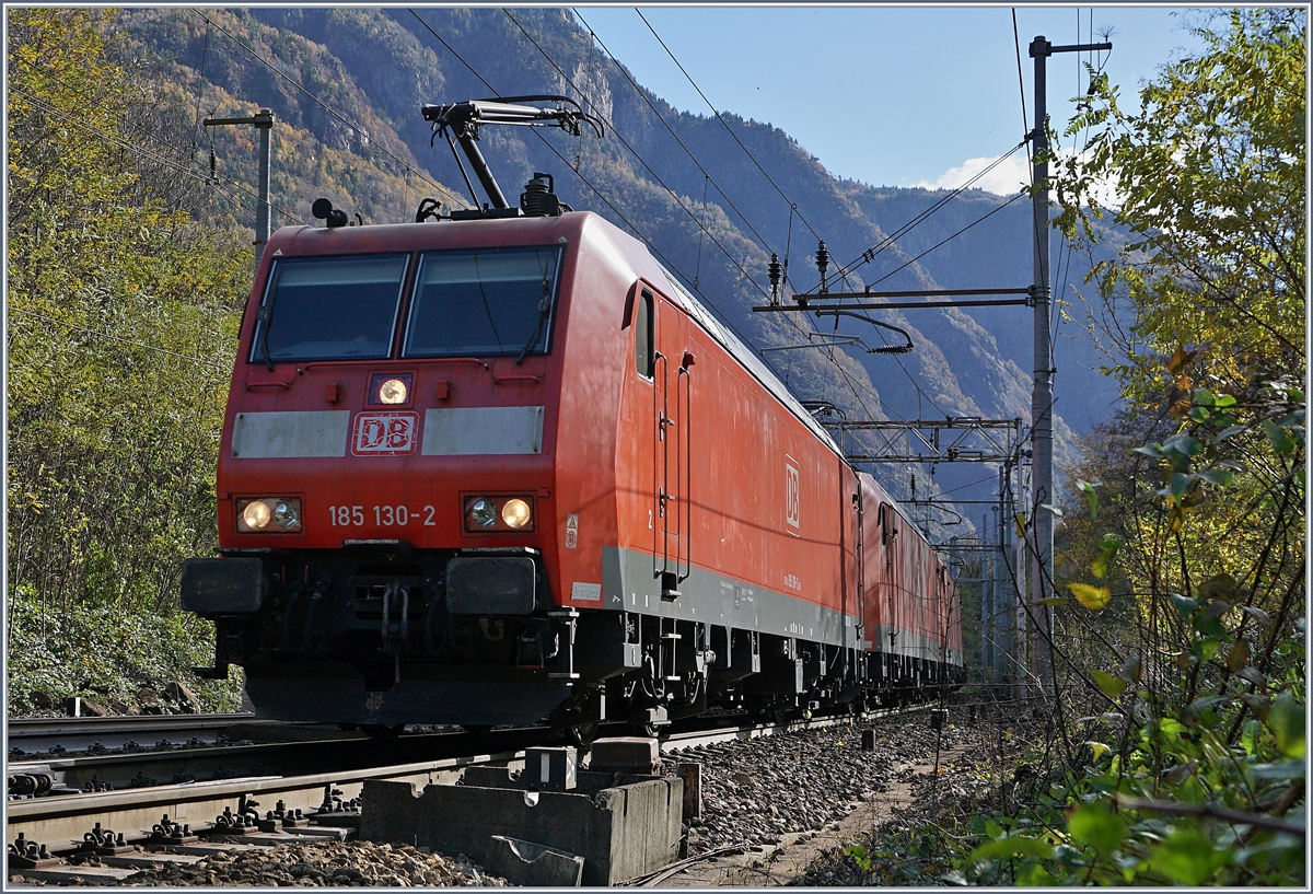 Die DB 185 130-3 und weiter DB 185 erreichen Varzo, auf der Simplon Südrampe gelegen. 
27. Okt. 2017