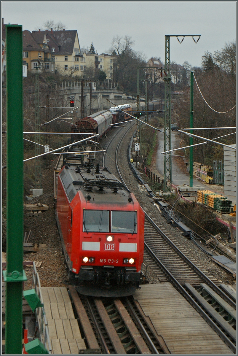 Die DB 185 173-2 ist mit einem Güterzug bei Ulm unterwegs und erreicht in Kürze den Hbf. 
29. Nov. 2013

