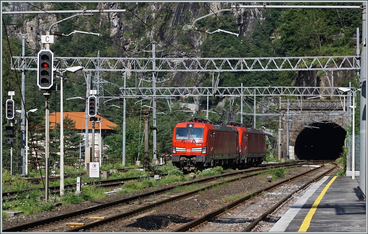Die DB 193 345 und eine weitere verlassen das italienische Iselle di Trasquera in Richtung Schweiz. 

21. Juli 2021