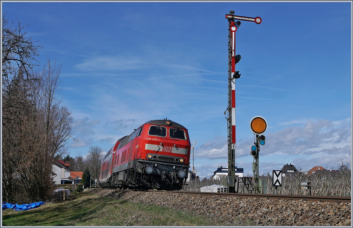Die DB 218 409-1 ist mit ihrem RE nach Lindau bei Nonnenhorn auf dem Weg nach Lindau.

16. März 2019