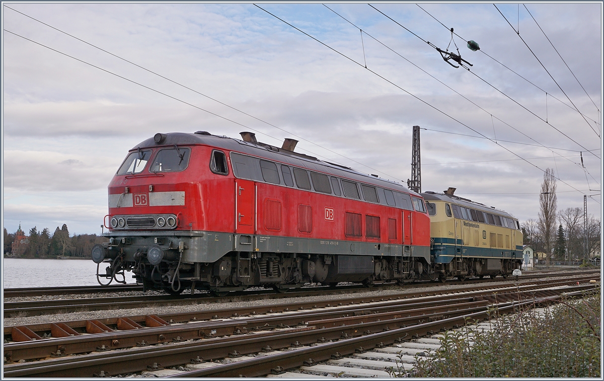 Die DB  218 419-0 und die WestFrankenbahn 218 460-4 warten in Lindau auf dem Seedamm auf den EC von Zürich.

16. März 2019