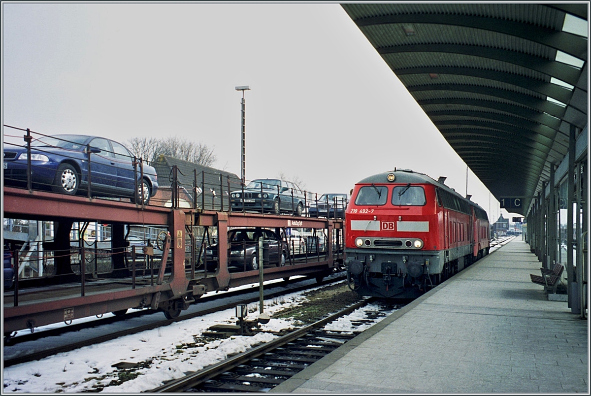 Die DB 218 492-7 und eine weitere sind in Westerland (Sylt) auf einer Rangierfahrt.

Analogbild vom 23. März 2001