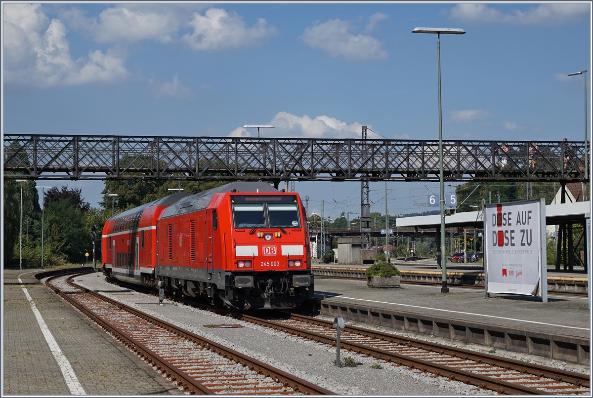 Die DB 245 003 verlässt mit einem IRE nach Stuttgart den Bahnhof von Lindau HBF. 

9. Sept. 2016