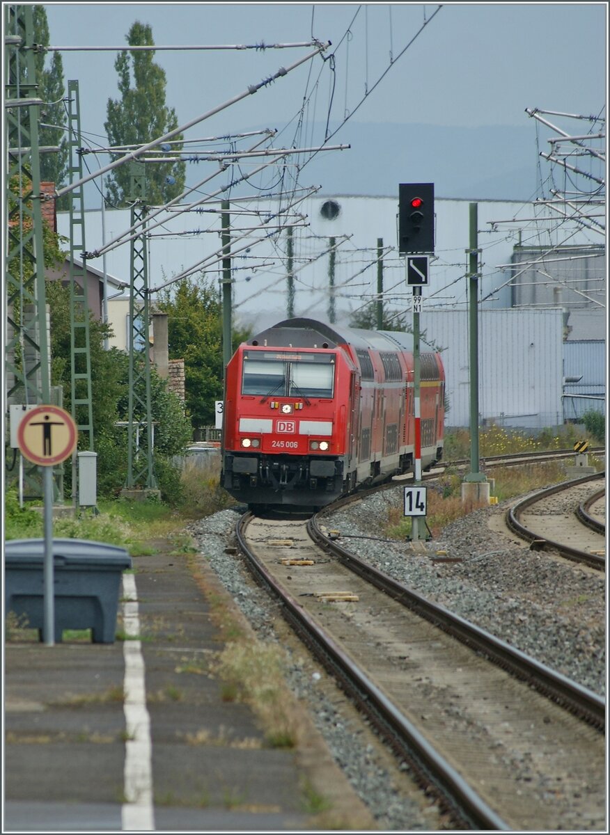 Die DB 245 006 erreicht mit ihrem IRE3 nach Basel Bad Bf den Bahnhof Erzingen. Hier entdet der Fahrdraht und die die Doppelspur. 

6. Sep.t 2022