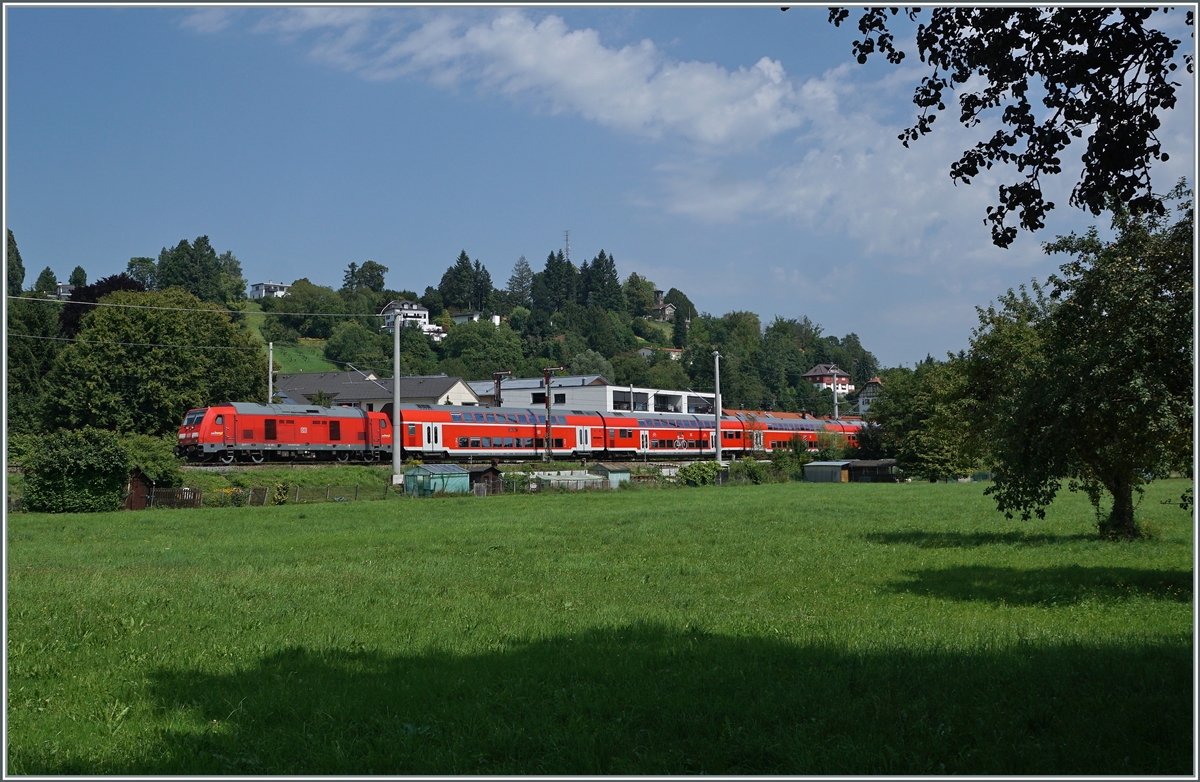 Die DB 245 006 fährt mit ihrem IRE von Lindau Insel nach Stuttgart an den Ausfahrt Fromsignalen von Enzisweiler vorbei in Richtung Friedrichshafen. 

14. Aug. 2021