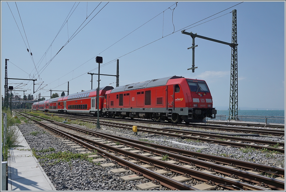 Die DB 245 037 rangiert mit ihrem IRE auf dem Damm vom Bahnhof Lindau Insel. 

14. Aug. 2021