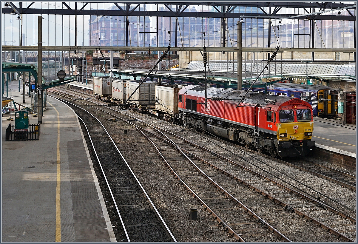 Die  DB  66 192 fährt mit einem kurzen Güterzug durch den Bahnhof von Carlisle.
27. April 2018