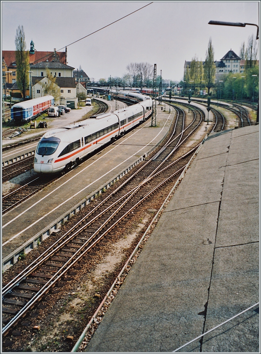 Die Diesel ICE-TD 605 (Zugspaar ICE 196 München ab 8:12 - Zürich an 12:27 und ICE 195 Zürich ab 13:33, München an 17:48) verkehrten nur eine relativ kurze Zeit. Das Analog Bild zeigt zwei in Lindau HBF eintreffende ICE TD 605 als ICE 195 auf dem Weg von Zürich nach München im Frühjahr 2003. 

(Analogbild)